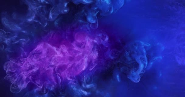 Гипнотический абстрактный фон в замедленной съемке. Фиолетовый цвет на сапфировой жидкости — стоковое видео
