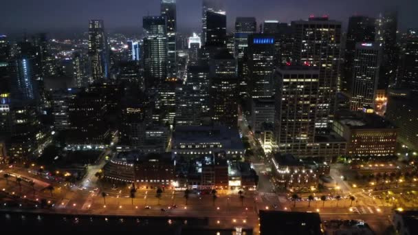 Panorama aéreo de arranha-céus no centro de São Francisco, noite escura de verão, EUA — Vídeo de Stock