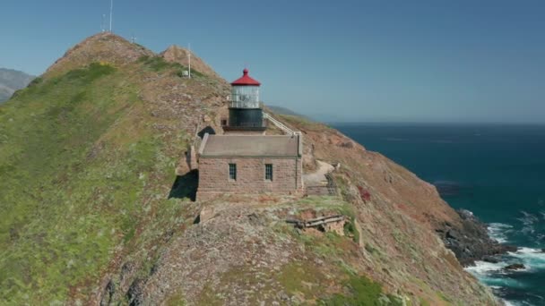 Flygfoto nära utsikt över den historiska byggnaden av fyr med rött tak — Stockvideo