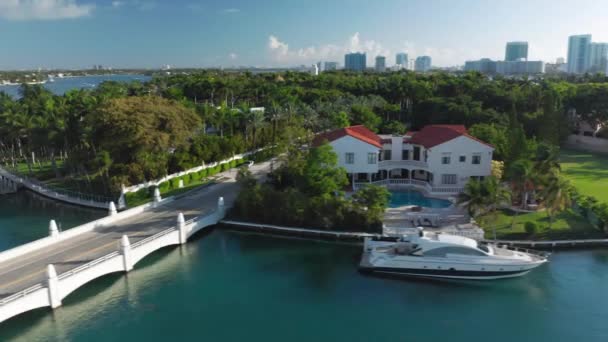 4K aerial top view of tropical nature island. Star Island in front of Miami port — Stock Video