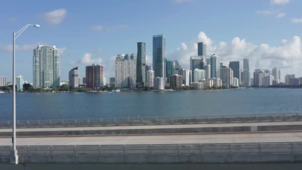 Puente de 4K sobre la bahía en el Océano Atlántico con paisaje urbano en el fondo — Vídeos de Stock