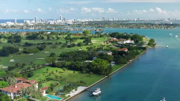 4K vue aérienne de dessus claire eau bleu clair autour de la nature tropicale île, Floride — Video