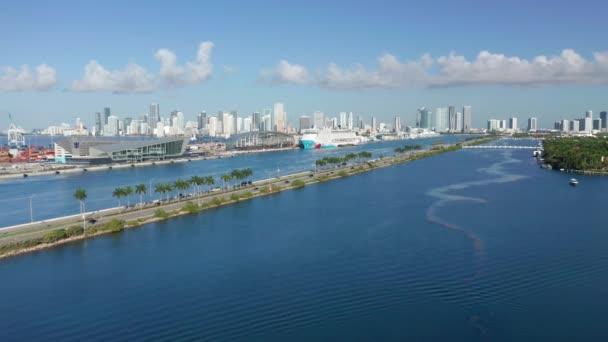Vista aérea superior 4K de la ciudad y el puerto en la bahía tropical. Miami paisaje urbano y puerto — Vídeo de stock