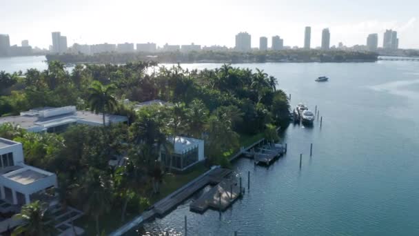 흰 요트 의 4K 공중 위 사진은 플로리다 의 열 대 팜 아일랜드 에 부착되어 있다 — 비디오