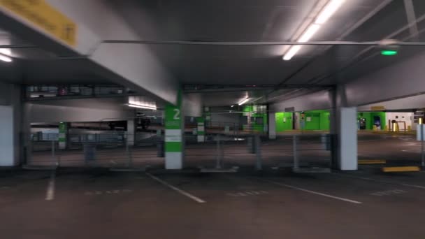 Edificio de estacionamiento vacío durante la cuarentena del brote de Coronavirus Covid-19. 4K — Vídeos de Stock