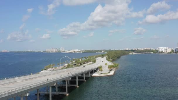 Autostrada 4K Miami wzdłuż wybrzeża. Zielone miasto widać w oddali — Wideo stockowe