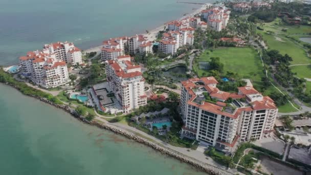 Vista aérea 4K das casas residenciais de prestígio na área de Fisher Island Miami — Vídeo de Stock