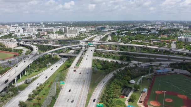 Вид с беспилотника на пересечение в пригороде Майами, 4k воздушный транспорт и автомобили — стоковое видео