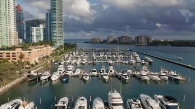 Miami Limanı, Florida 'daki deniz limanının yukarısında 4K hava aracı.