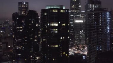 Girişimciler gece geç saatlerde yerleşim yerlerindeki gökdelenlerdedir. Gece şehri