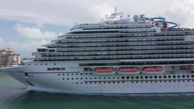 Güneşli bir günde güzel Atlantik Okyanusu 'na yelken açan 4K yolcu gemisi.