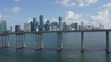 Miami limanı üzerinde arka planda şehir manzaralı 4K yüksek köprü, Florida