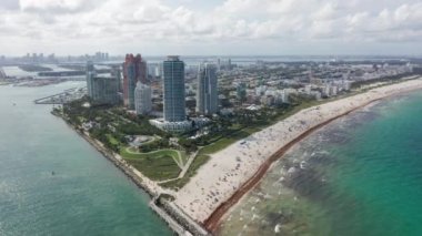 Florida, güneşli bir günde Miami Beach 'te 4K hava mesafesi manzarası