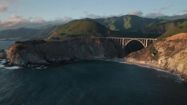 Ponte cênica na natureza pura de Big Sur. montanhas 4K em fundo movimento — Vídeo de Stock