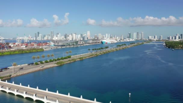 Vista aérea superior 4K de la ciudad y el puerto en la bahía tropical. Miami paisaje urbano y puerto — Vídeos de Stock