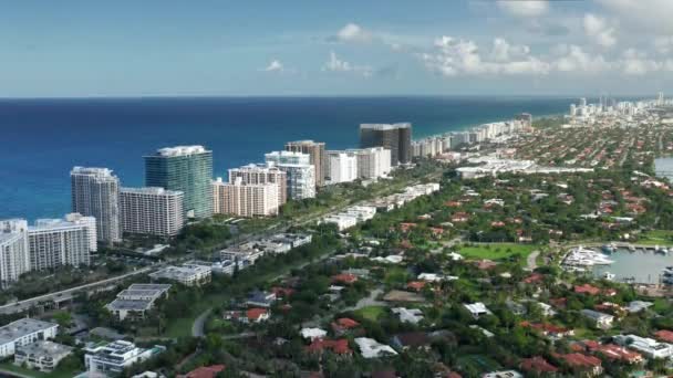 4K luchtfoto op Miami South Beach. Wereldberoemde bezienswaardigheid, Florida, Verenigde Staten — Stockvideo