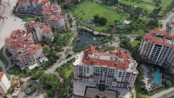 Vista aérea 4K de las casas residenciales de prestigio en Fisher Island, Miami, FL — Vídeos de Stock