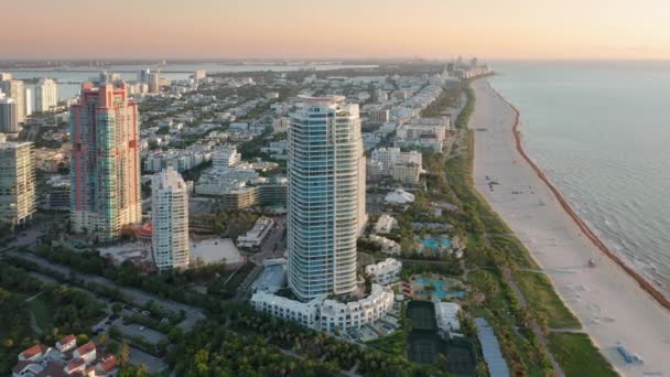 Miami South Beach al amanecer. Vista aérea 4K en amplia playa limpia con arena blanca — Vídeos de Stock