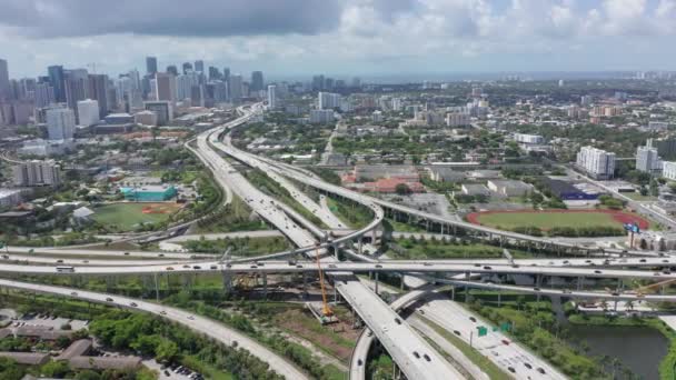Trasporto aereo 4k e auto, drone che sorvola autostrada a Miami suburbano — Video Stock