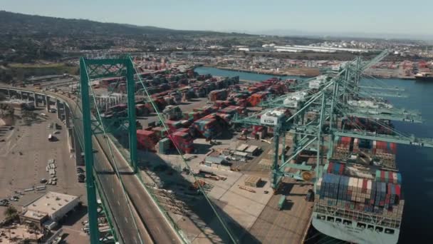 4K antenn Bay Bridge Tower med centrum San Francisco på rörelse bakgrund — Stockvideo