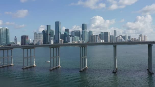 Ponte alto 4K sul porto di Miami con paesaggio urbano sullo sfondo, Florida — Video Stock