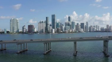 Atlantik Okyanusu 'ndaki körfez üzerindeki 4K köprüsünün arka planında şehir manzarası var.