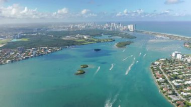 Miami körfezindeki mavi sularda 4K panoramik manzara. Karayip doğası
