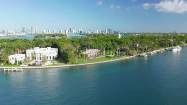Tropikal doğa adasının 4K hava ağır çekim gücü. Star Island, Miami 'nin Evleri