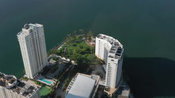 4K légi felvétel a presztízs lakókörzetről, kilátással az öbölre. Miami városkép — Stock videók