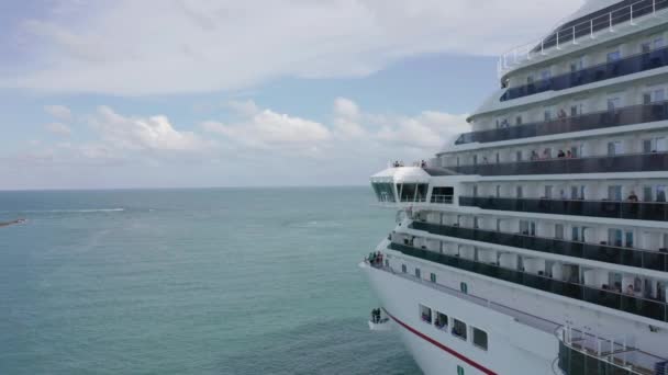 Drone 4K de beau paquebot de croisière naviguant aux Bahamas depuis le port de Miami — Video