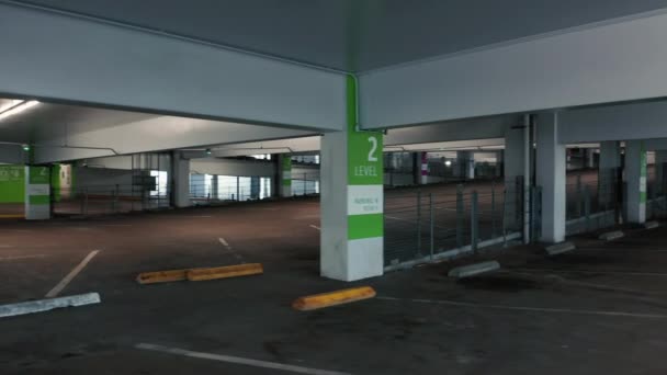 Пустое парковочное здание во время карантина Коронавируса Ковид-19. 4K — стоковое видео
