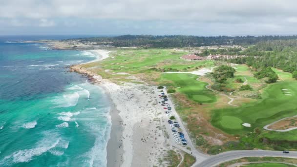 California nature, Estados Unidos. Imágenes cinematográficas del pintoresco campo de golf en la playa de arena — Vídeos de Stock