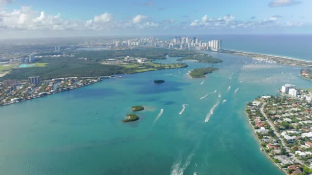 Vista panorámica aérea de 4K sobre aguas azules en la bahía de Miami. Naturaleza caribeña — Vídeos de Stock