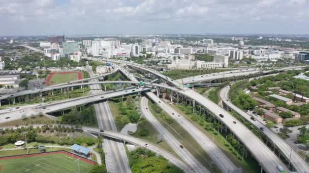 4k воздушного транспорта и автомобилей, беспилотник пролетел над шоссе в пригороде Майами — стоковое видео