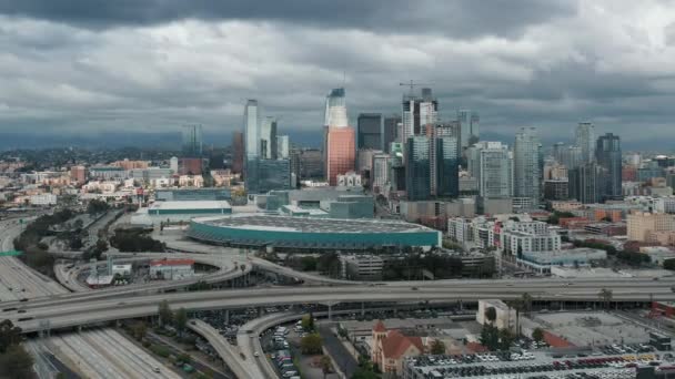 O sol está brilhando sobre o centro cénico de Los Angeles. Aéreo da movimentada rodovia 4K — Vídeo de Stock