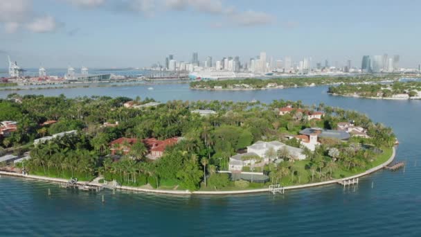 4K aéreo câmera lenta de ilha natureza tropical. Casas da Star Island, Miami — Vídeo de Stock