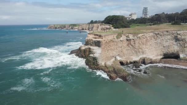 Кинематографическая дикая природа побережья Калифорнии, 4K воздушных волн, падающих на скалы — стоковое видео