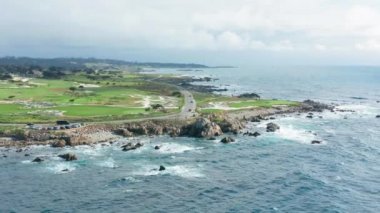 Kaliforniya doğası, ABD. Kumsaldaki manzaralı golf sahasının sinematik görüntüleri.