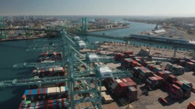 Los Angeles, ABD limanındaki panoramik manzara. Kargo ve su taşımacılığı
