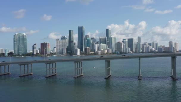 Ponte alto 4K sul porto di Miami con paesaggio urbano sullo sfondo, Florida — Video Stock