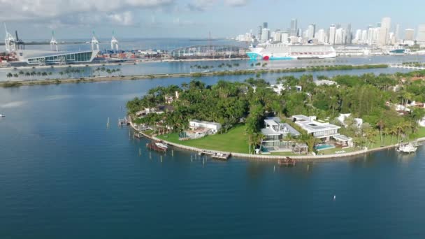 4K aerial top view of tropical nature island. Star Island in front of Miami port — Stock Video