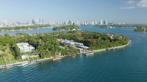 4K lucht slow motion van tropische natuur eiland. Star Island Miami op achtergrond — Stockvideo