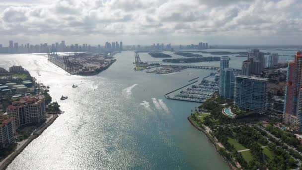 4K luchtfoto drone uitzicht vliegen over de prachtige baai die leidt naar de open wateren — Stockvideo