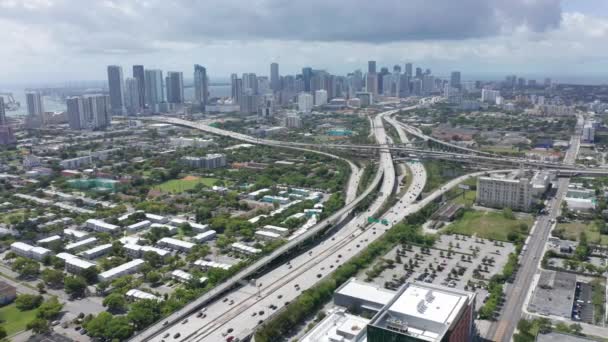 Transporte aéreo 4k y coches, vuelo sobre carretera en Miami suburbios — Vídeo de stock