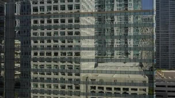 Reflexión aérea 4K de edificio de negocios en edificio de rascacielos moderno en Miami — Vídeo de stock