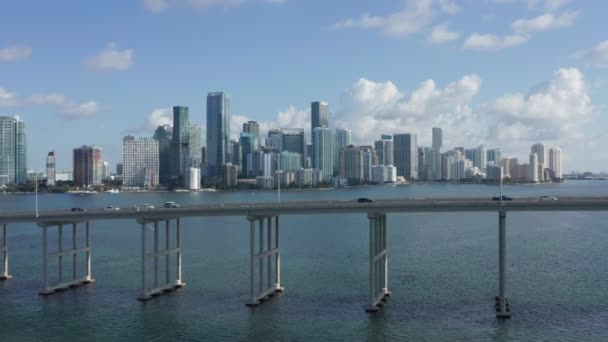 Мост высотой 4К через гавань Майами с городским пейзажем на заднем плане, Флорида — стоковое видео