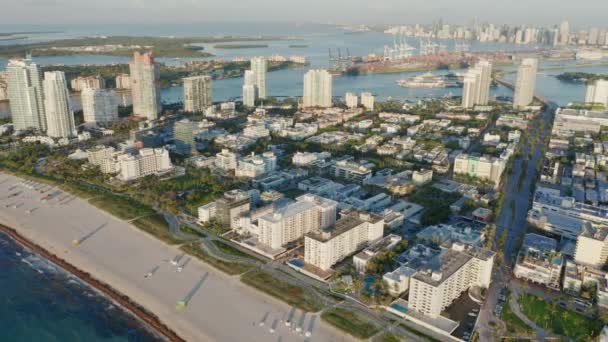 Miami South Beach tropische natuur bij zonsopgang. 4K zeezicht op wit zandstrand — Stockvideo