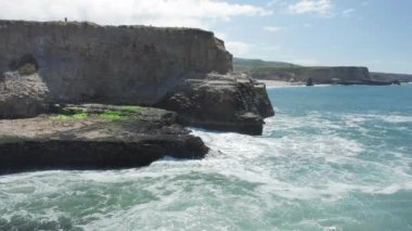 Pasifik Okyanusu kıyısı boyunca 4K 'lık manzaralı yüksek sarp kayalıklar. 