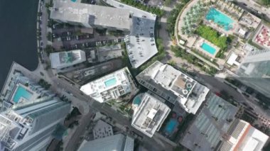 Miami 'deki gezinti alanının prestij bölgesi üzerinde 4K uçuş.