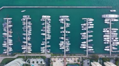 Miami şehir merkezindeki yat limanında 4K hava manzaralı.
